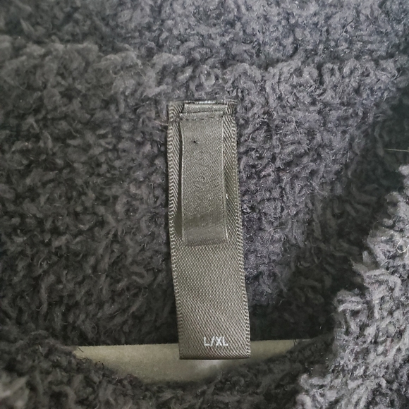 SKIMS Black Onyx Cozy Knit Fuzzy Short Sleeve Crop Top - Picture 7 of 8